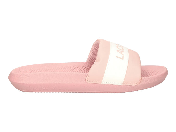 Sandalia deslizante Lacoste color rosa con franja blanca central.