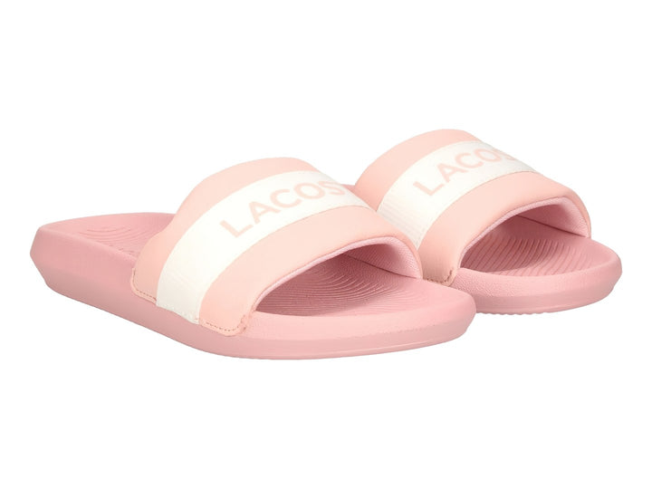 Sandalia deslizante Lacoste color rosa con franja blanca central.