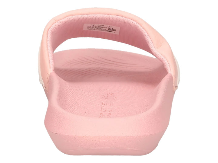 Sandalia deslizante Lacoste color rosa con franja blanca central.