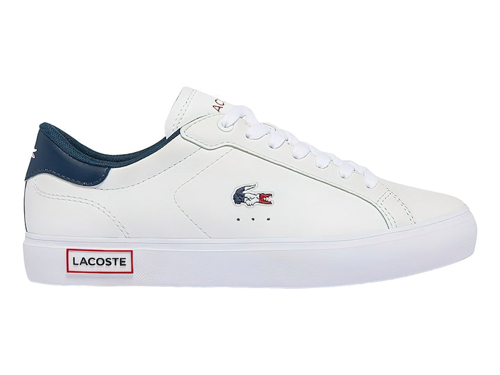 Tenis blancos Lacoste con detalles en azul marino y rojo, diseño casual de corte bajo.