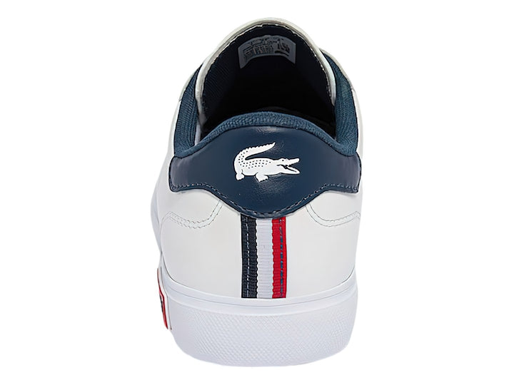 Tenis blancos Lacoste con detalles en azul marino y rojo, diseño casual de corte bajo.