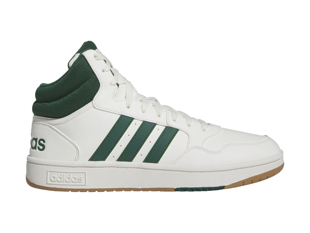 Tenis Adidas Hoops 3.0 Mid color blanco con detalles en verde y suela color goma.