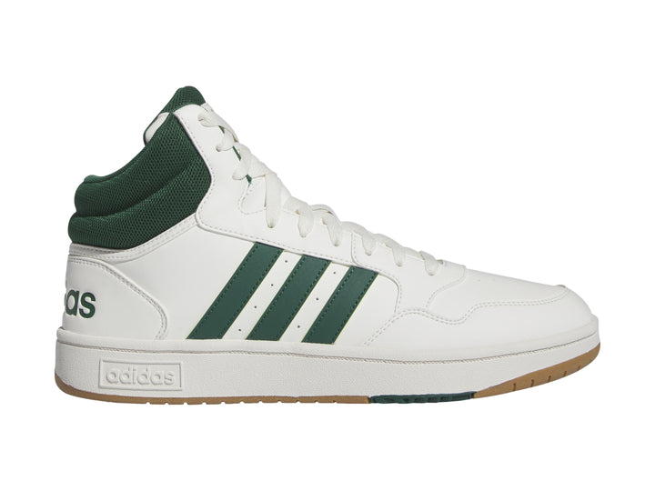 Tenis Adidas Hoops 3.0 Mid color blanco con detalles en verde y suela color goma.