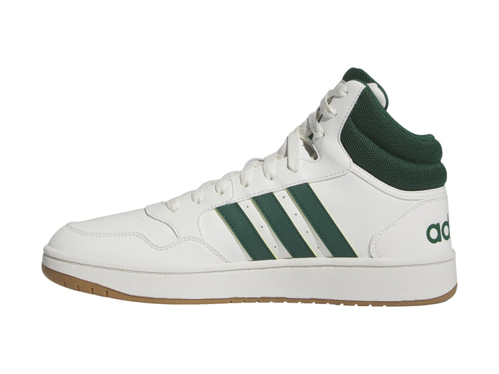Tenis Adidas Hoops 3.0 Mid color blanco con detalles en verde y suela color goma.