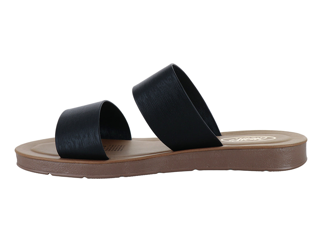 Sandalias negras de dos bandas con suela plana color marrón.
