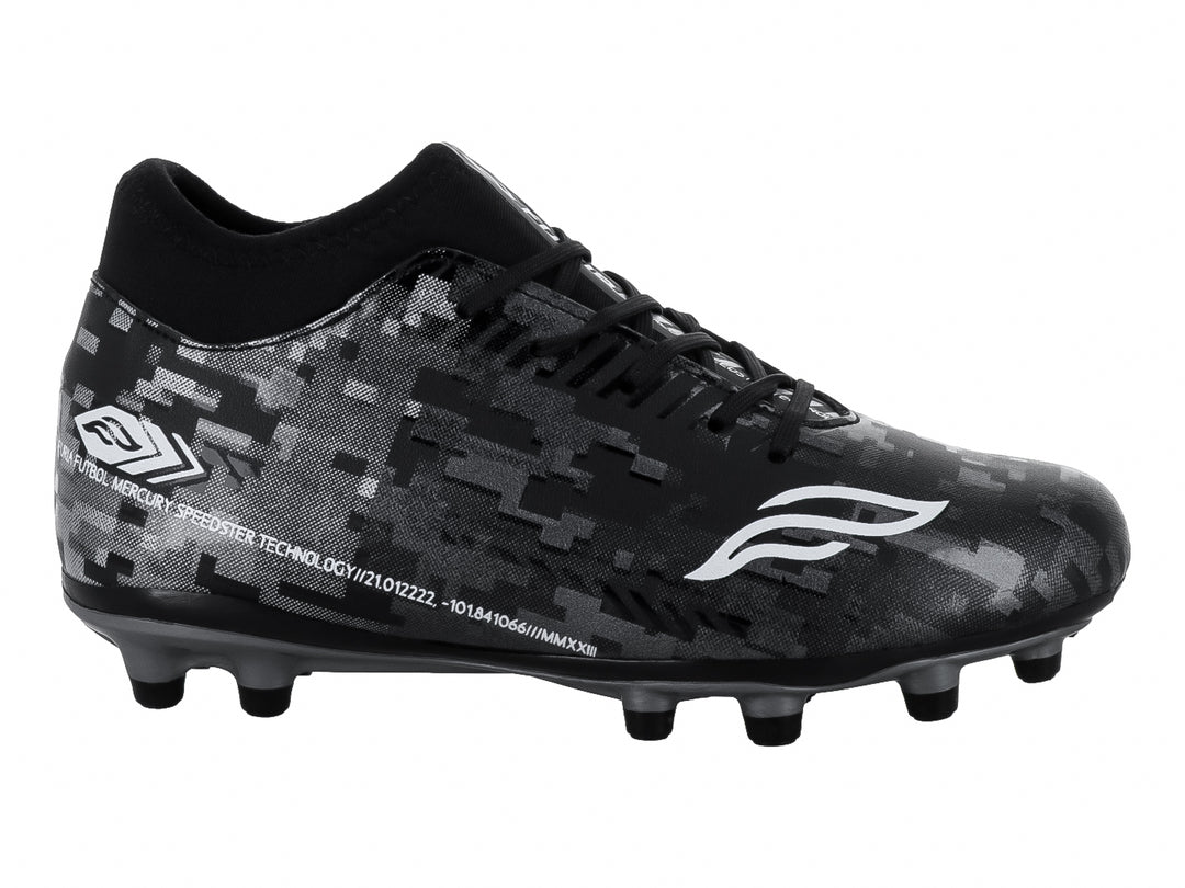 Zapato de fútbol Furia para niños en color negro y plata con patrón de camuflaje digital y tacos.