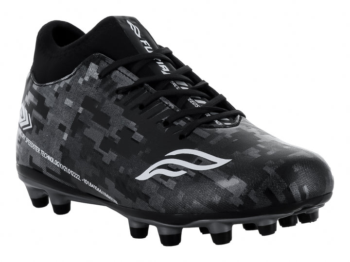 Zapato de fútbol Furia para niños en color negro y plata con patrón de camuflaje digital y tacos.
