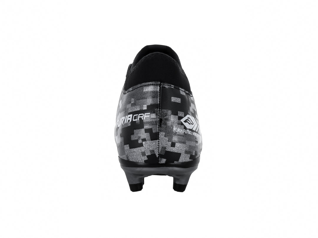 Zapato de fútbol Furia para niños en color negro y plata con patrón de camuflaje digital y tacos.