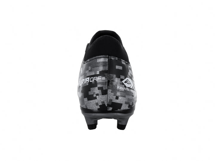 Zapato de fútbol Furia para niños en color negro y plata con patrón de camuflaje digital y tacos.