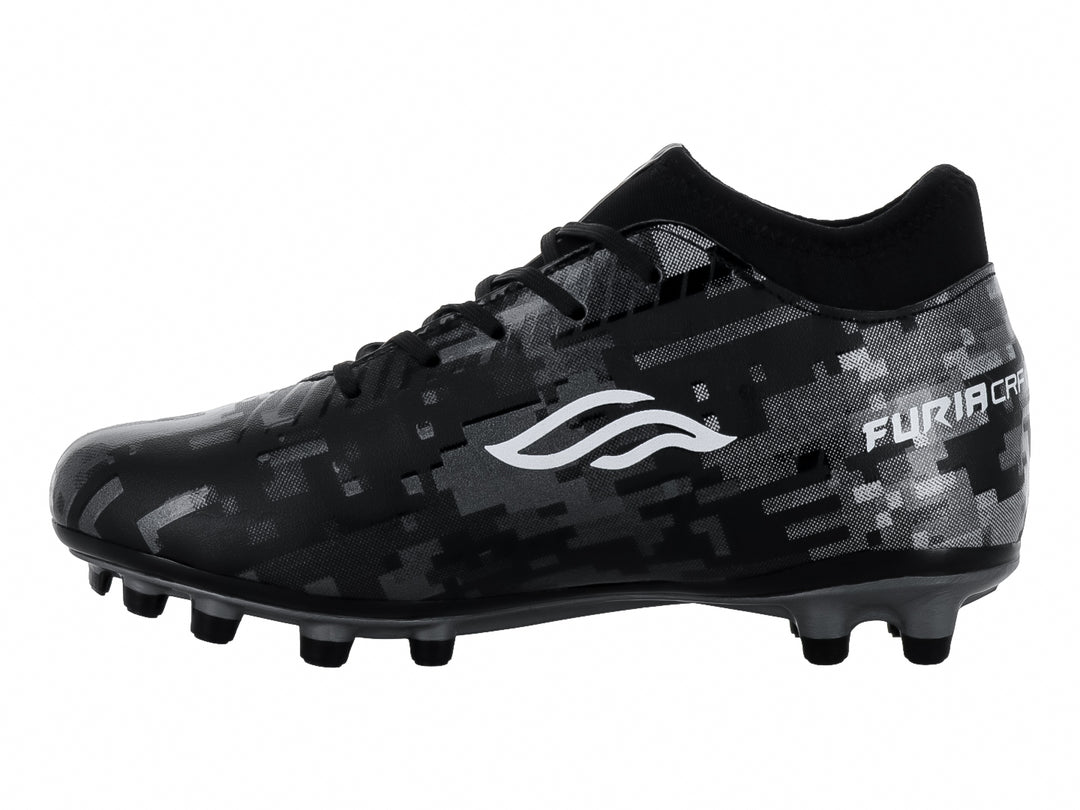 Zapato de fútbol Furia para niños en color negro y plata con patrón de camuflaje digital y tacos.