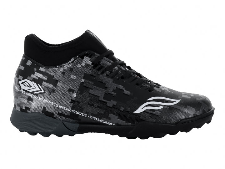 Calzado de fútbol Furia para niños en color negro y plata con patrón pixelado y suela para césped sintético.