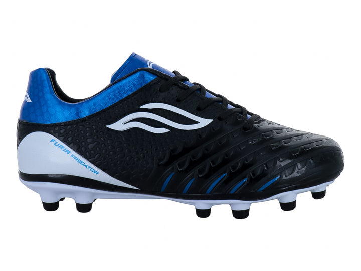 Zapato de fútbol Furia para niño en color negro con detalles en azul y blanco y suela de tacos blanca.