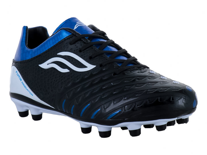 Zapato de fútbol Furia para niño en color negro con detalles en azul y blanco y suela de tacos blanca.