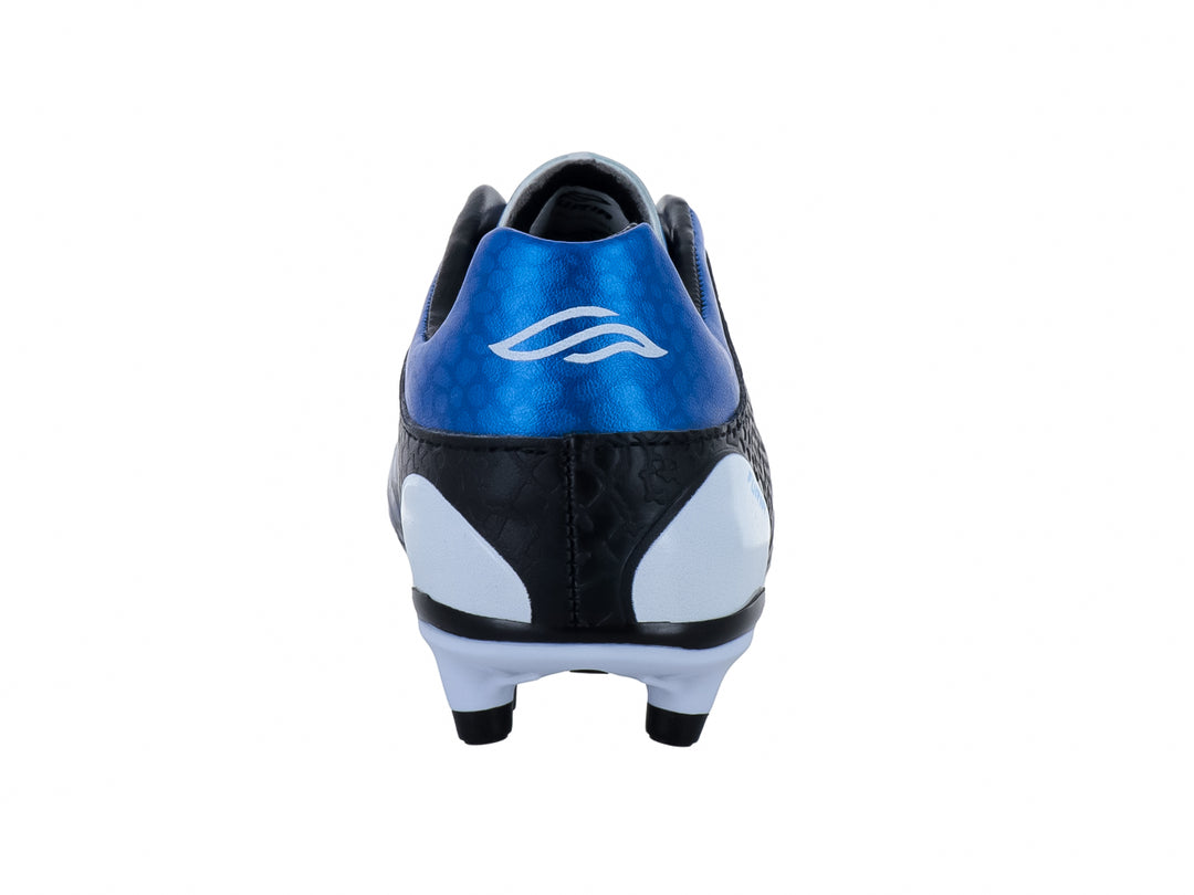 Zapato de fútbol Furia para niño en color negro con detalles en azul y blanco y suela de tacos blanca.