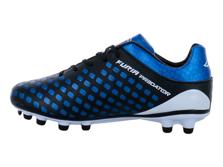 Zapato de fútbol Furia para niño en color negro con detalles en azul y blanco y suela de tacos blanca.