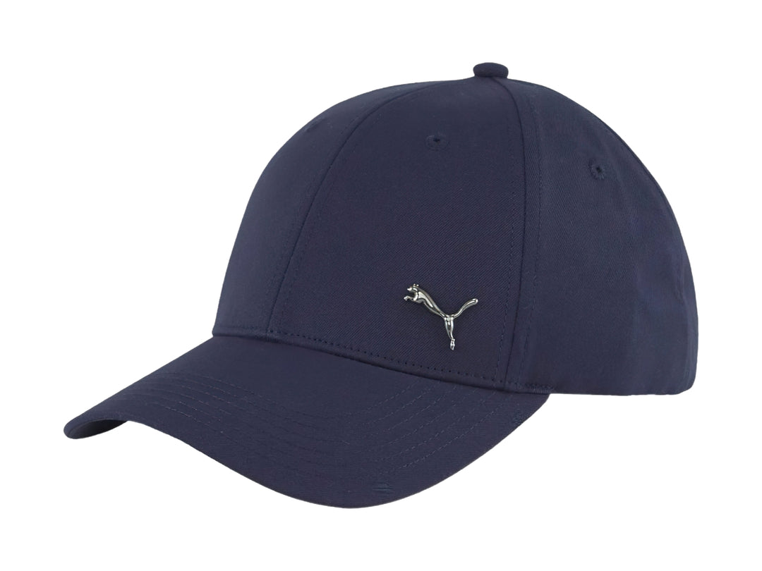 Gorra PUMA color azul marino con logo metálico frontal y visera curva.
