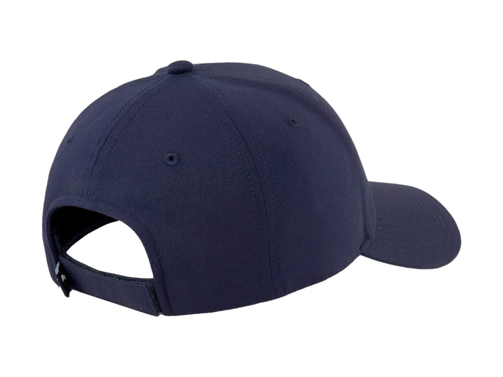 Gorra PUMA color azul marino con logo metálico frontal y visera curva.