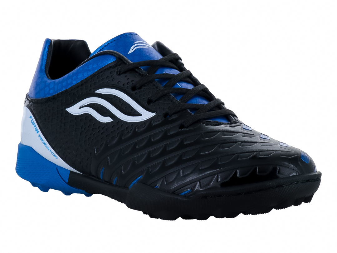 Zapato de fútbol Furia para niño en color negro con detalles en azul y blanco, suela para pasto sintético.