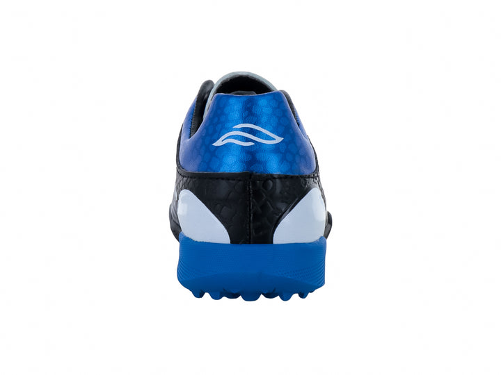 Zapato de fútbol Furia para niño en color negro con detalles en azul y blanco, suela para pasto sintético.