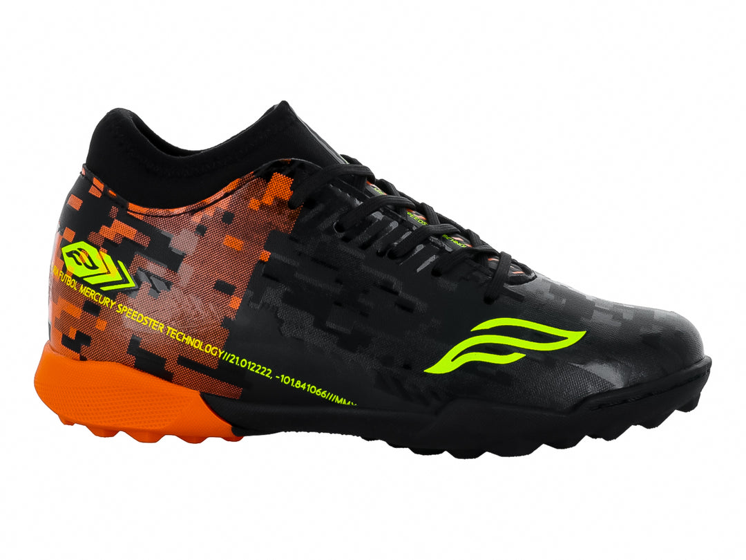 Zapato de fútbol Furia para niños en color negro y naranja con detalles en amarillo neón.