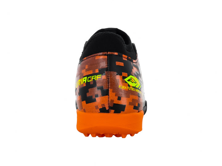 Zapato de fútbol Furia para niños en color negro y naranja con detalles en amarillo neón.