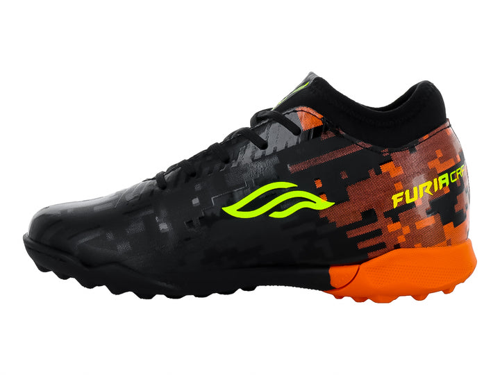 Zapato de fútbol Furia para niños en color negro y naranja con detalles en amarillo neón.
