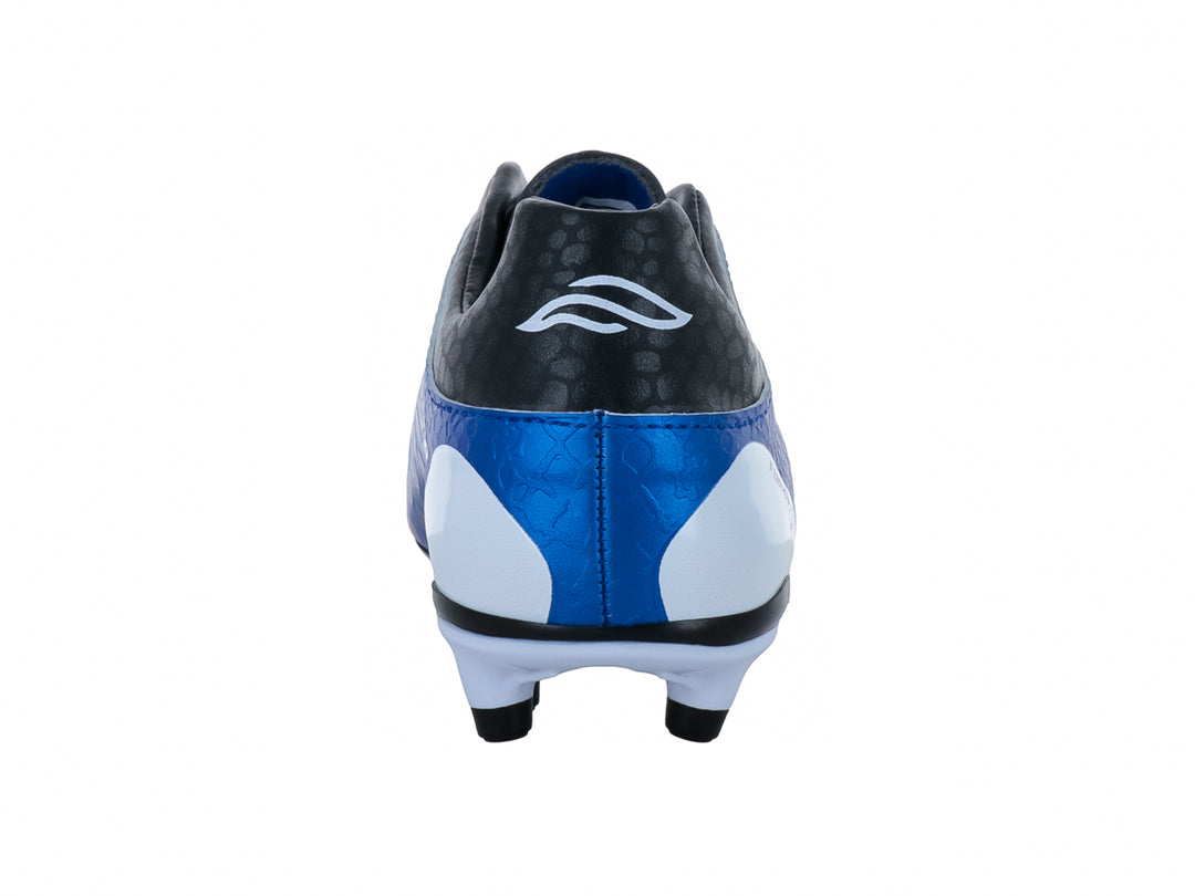 Zapato de fútbol para niños color azul con detalles blancos y negros, marca Furia.