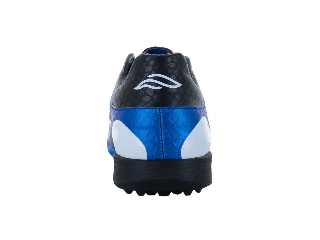 Zapato de fútbol para niño marca Furia en color azul rey con detalles en blanco y negro.