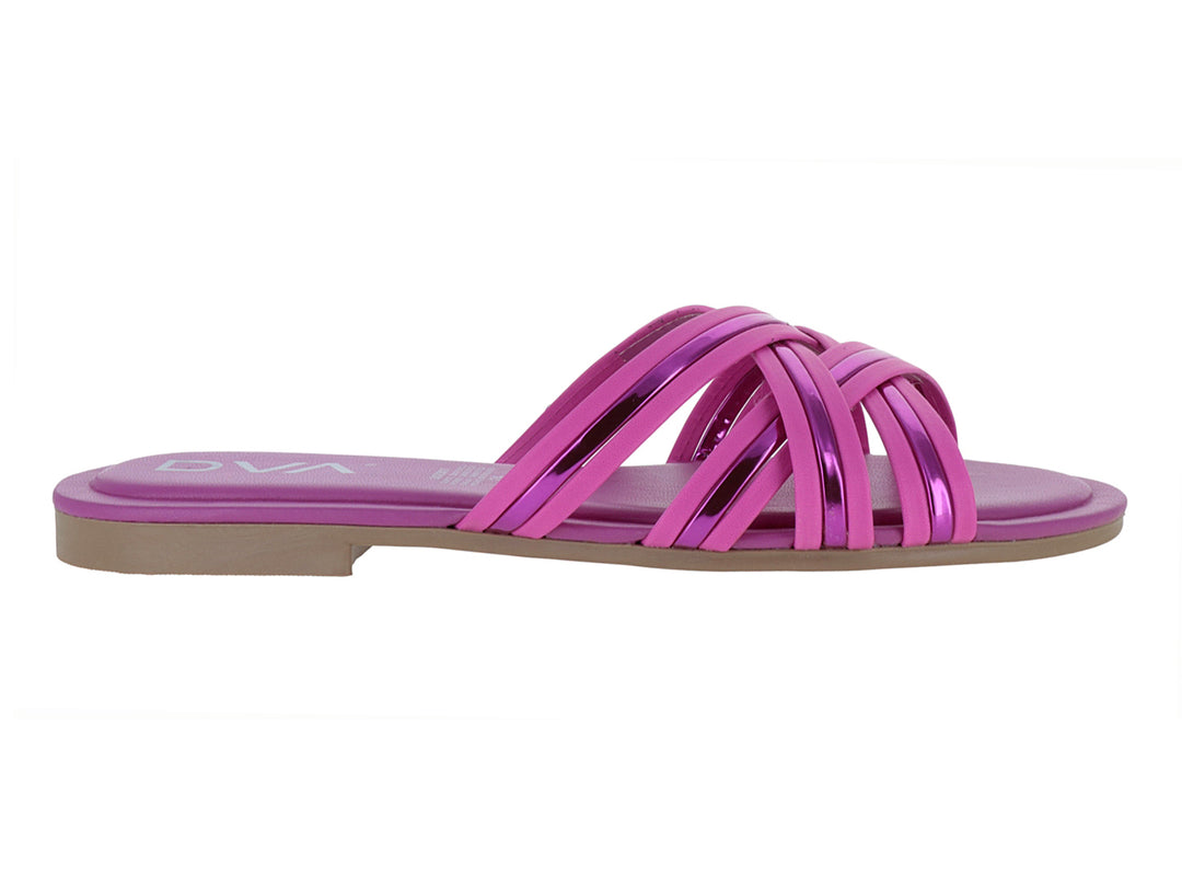 Sandalia plana DONOVA color rosa valentino con tiras cruzadas brillantes y suela delgada.