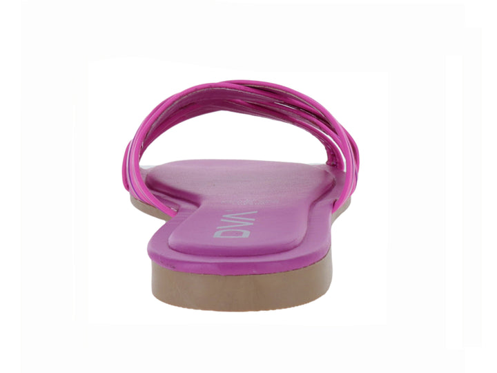 Sandalia plana DONOVA color rosa valentino con tiras cruzadas brillantes y suela delgada.