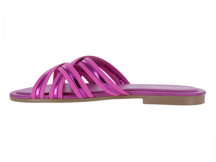 Sandalia plana DONOVA color rosa valentino con tiras cruzadas brillantes y suela delgada.