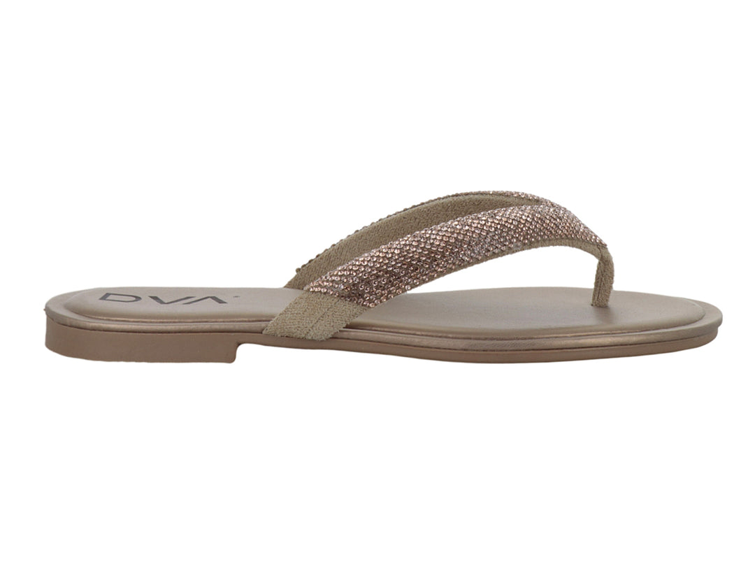 Sandalias planas de dedo en color oro con tira brillante y suela plana.