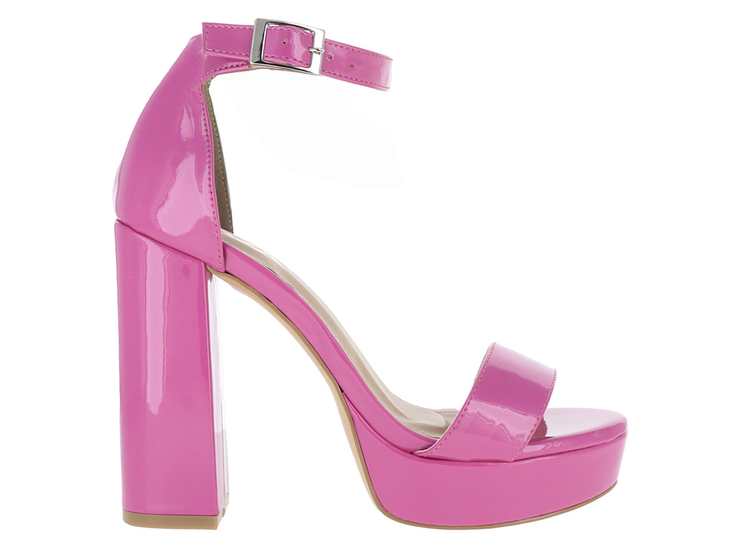 Sandalia de tacón alto y plataforma en color rosa brillante con correa al tobillo.