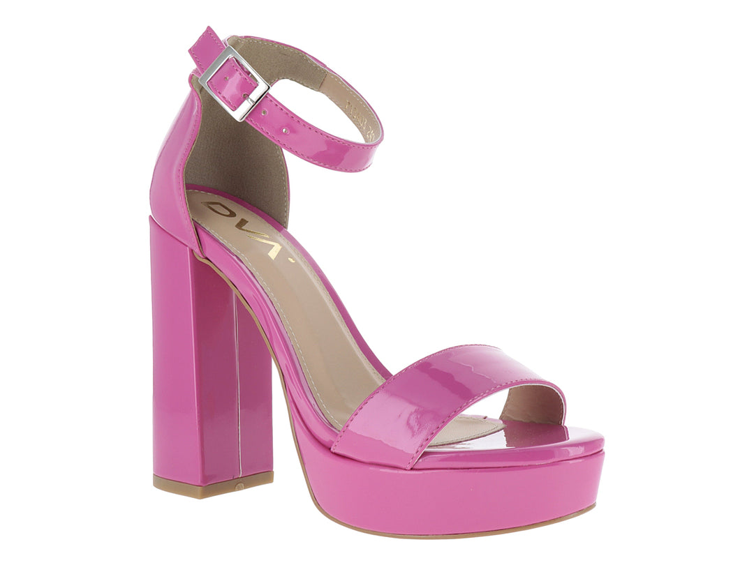 Sandalia de tacón alto y plataforma en color rosa brillante con correa al tobillo.
