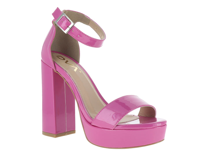 Sandalia de tacón alto y plataforma en color rosa brillante con correa al tobillo.