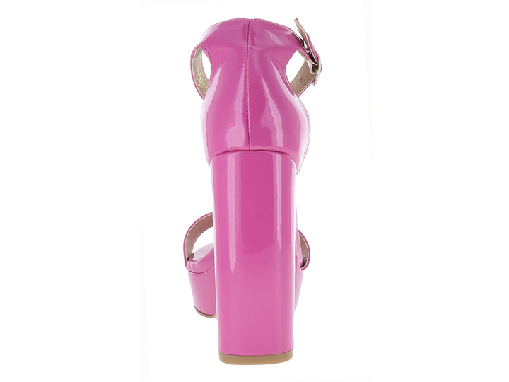 Sandalia de tacón alto y plataforma en color rosa brillante con correa al tobillo.