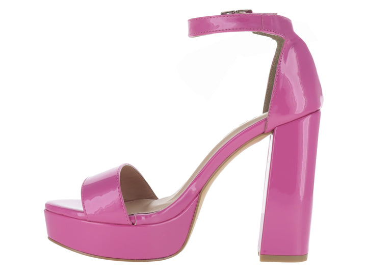 Sandalia de tacón alto y plataforma en color rosa brillante con correa al tobillo.