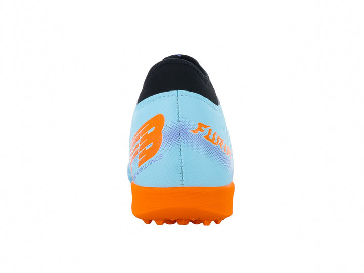 Calzado de fútbol FURIA 1515 color menta con detalles en naranja y negro.