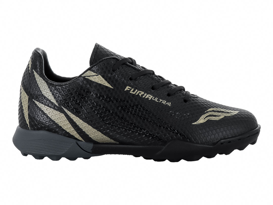 Zapato de fútbol Furia Ultra en color negro con detalles en oro y suela para césped sintético.