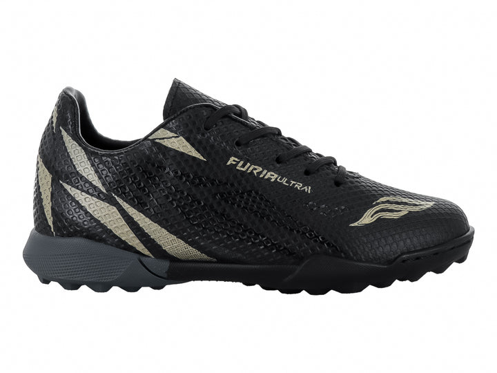 Zapato de fútbol Furia Ultra en color negro con detalles en oro y suela para césped sintético.