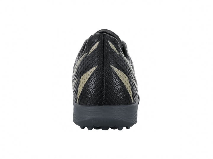 Zapato de fútbol Furia Ultra en color negro con detalles en oro y suela para césped sintético.