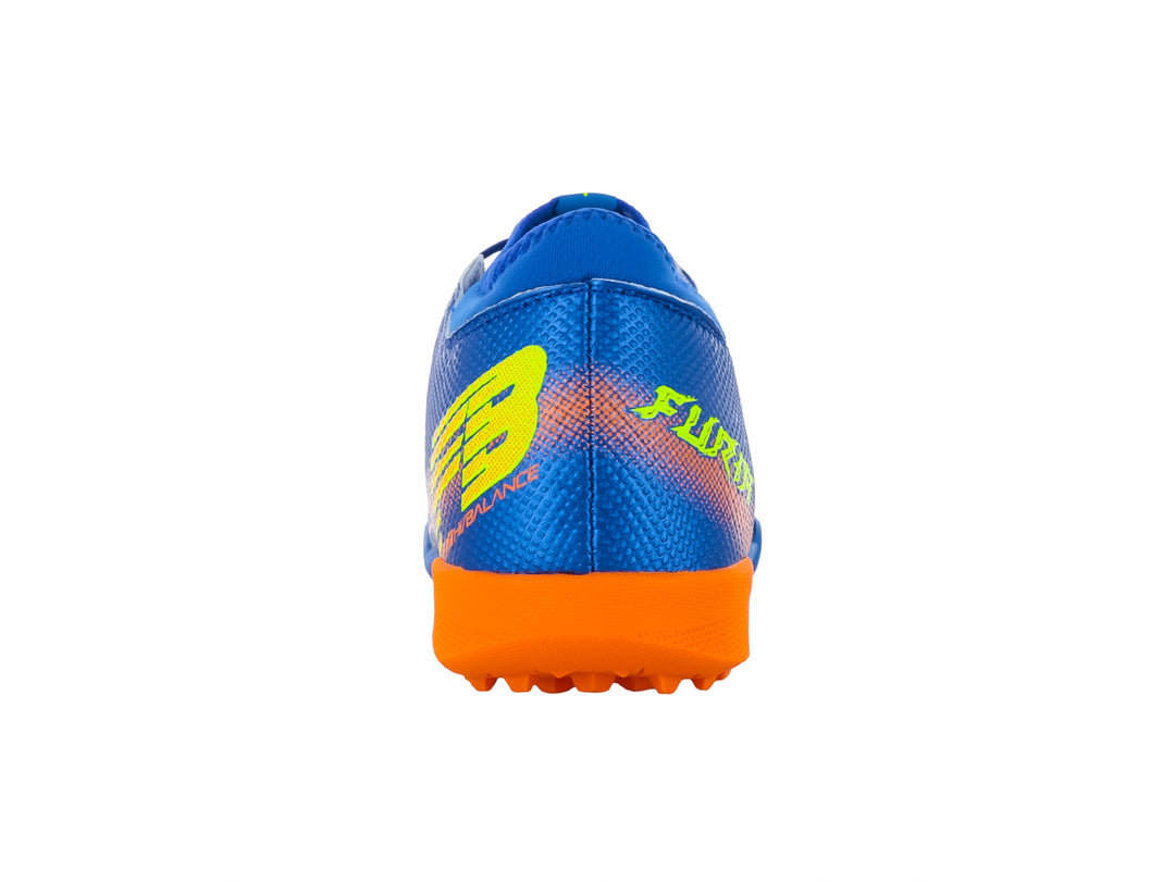 Zapato de fútbol para niño en color azul con detalles en naranja y amarillo.