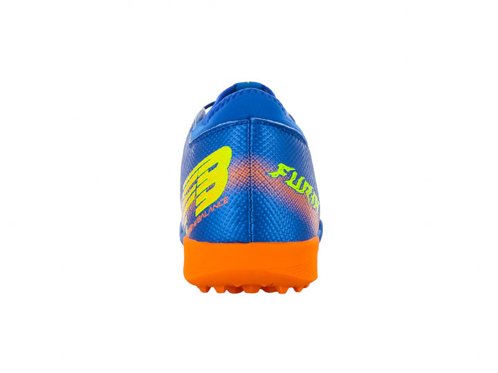 Zapato de fútbol para niño en color azul con detalles en naranja y amarillo.