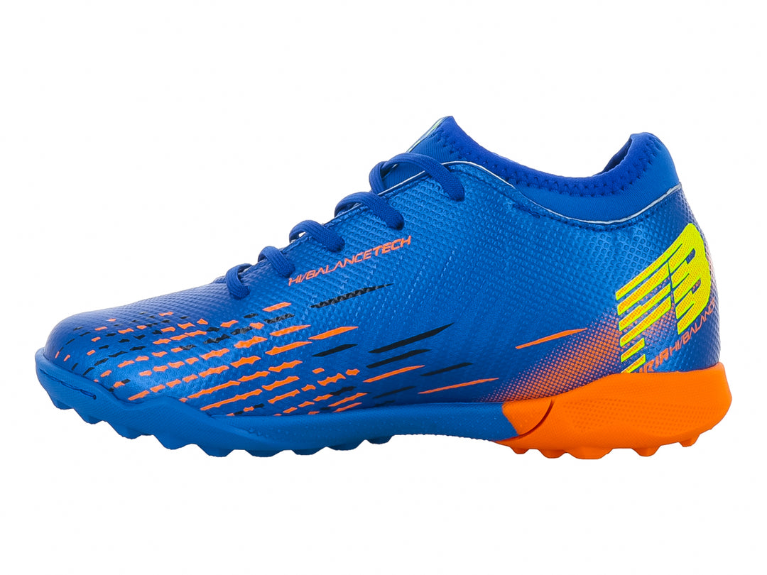 Zapato de fútbol para niño en color azul con detalles en naranja y amarillo.