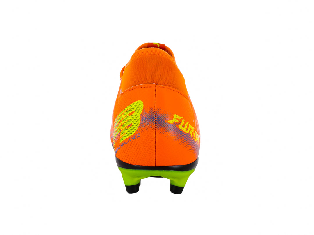 Zapato de fútbol Furia para niños en color naranja con detalles en verde neón y negro, diseño para pasto natural.
