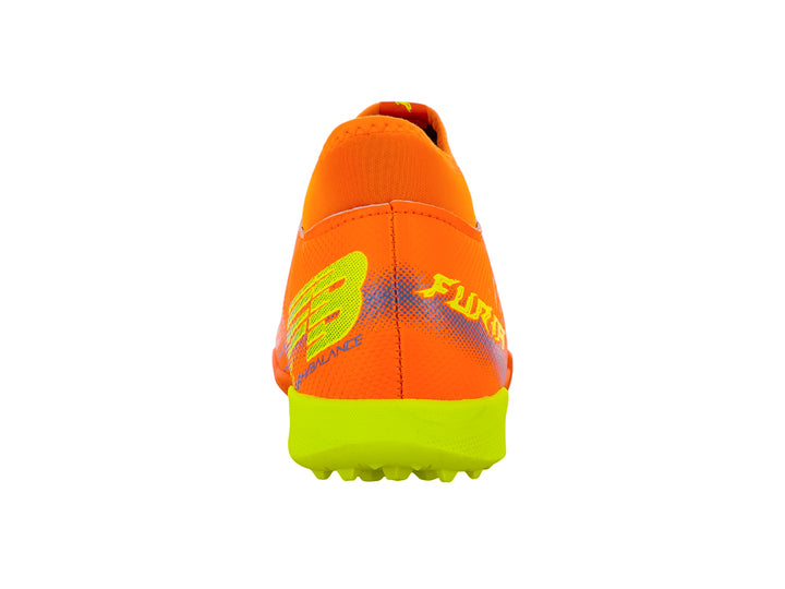 Zapato de fútbol para niños marca Furia color naranja con suela verde lima y detalles azules.