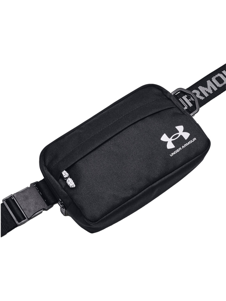 Cangurera Under Armour color negro con logotipo blanco y correa ajustable.