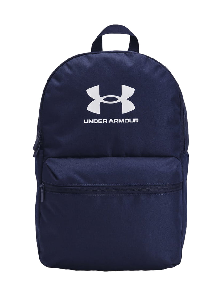 Mochila Under Armour color azul marino con logotipo blanco en el centro y bolsillo frontal con cierre.