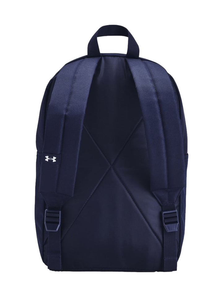 Mochila Under Armour color azul marino con logotipo blanco en el centro y bolsillo frontal con cierre.