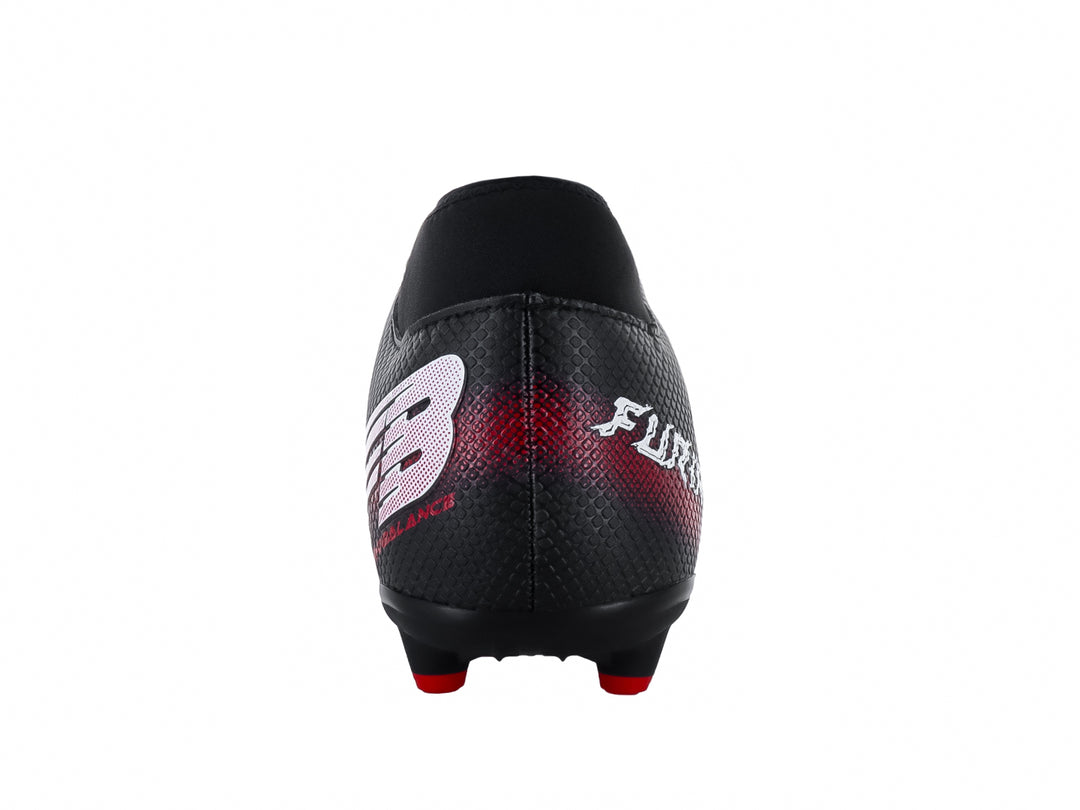 Zapato de fútbol FURIA color negro con detalles y tacos en color rojo.